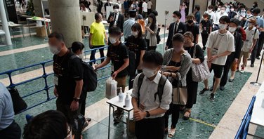 Require all exhibitors & visitors to wear a mask